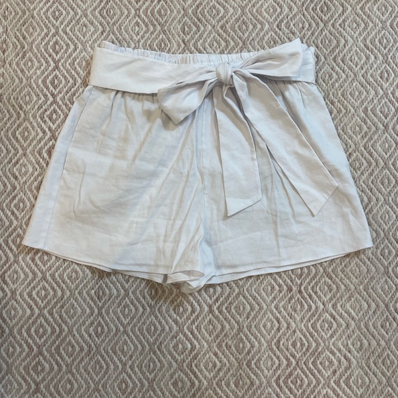 Alice + Olivia White Linen Shorts with Bow, Small - Picture 2 of 4